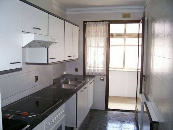 Foto 1 de Pis en venda a Sant Andreu de Palomar de 4 habitacions amb terrassa i calefacció