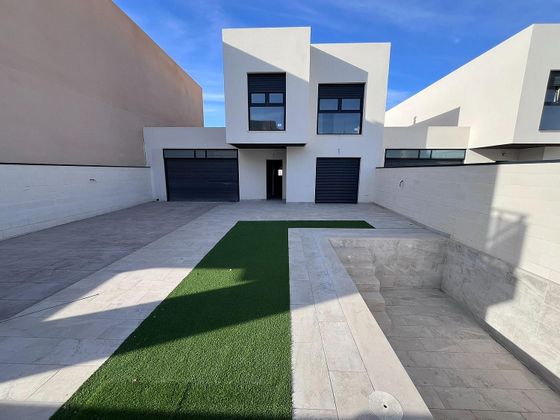 Foto 1 de Casa adossada en venda a calle Quilla de 4 habitacions amb garatge