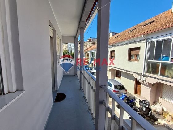 Foto 1 de Casa adossada en venda a Bouzas - Coia de 3 habitacions amb balcó i calefacció