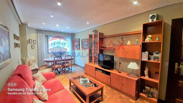 Foto 1 de Alquiler de piso en O Berbés - Peniche de 3 habitaciones con garaje y muebles