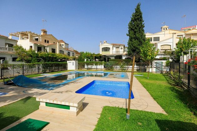 Foto 2 de Casa en venta en Maracena de 5 habitaciones con terraza y piscina