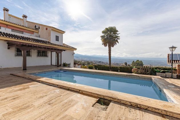 Foto 2 de Chalet en venta en Huétor Vega de 5 habitaciones con terraza y piscina