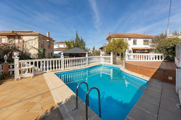 Foto 1 de Chalet en venta en Huétor Vega de 4 habitaciones con terraza y piscina