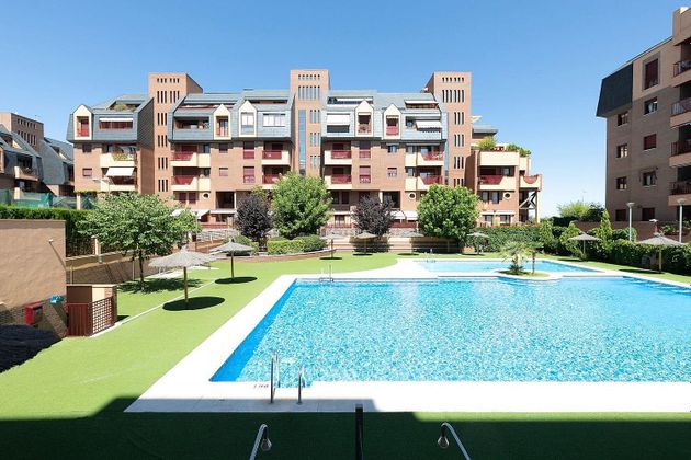 Foto 2 de Piso en venta en Bola de Oro - Serrallo de 2 habitaciones con terraza y piscina