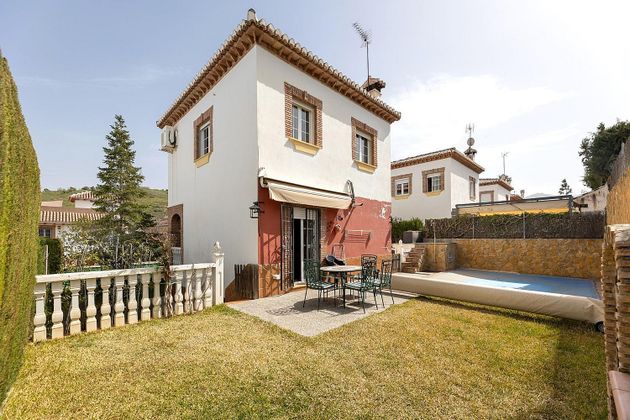 Foto 1 de Casa en venda a Huétor Vega de 3 habitacions amb piscina i jardí