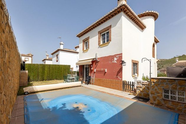 Foto 2 de Casa en venda a Huétor Vega de 3 habitacions amb piscina i jardí