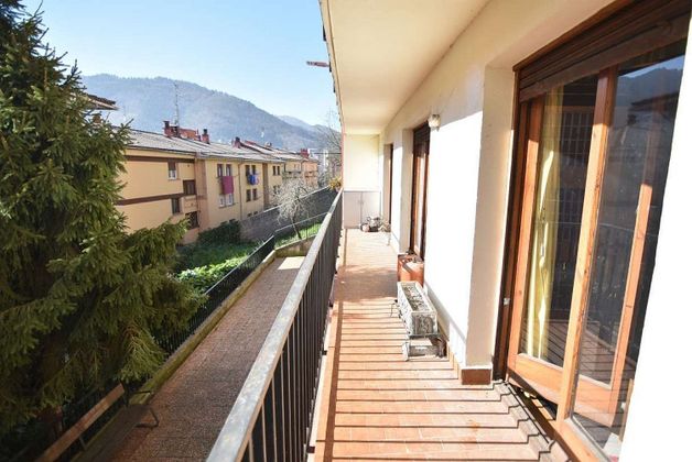 Foto 1 de Venta de piso en Eibar de 3 habitaciones con terraza y balcón