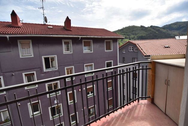 Foto 2 de Pis en venda a Eibar de 3 habitacions amb balcó i ascensor