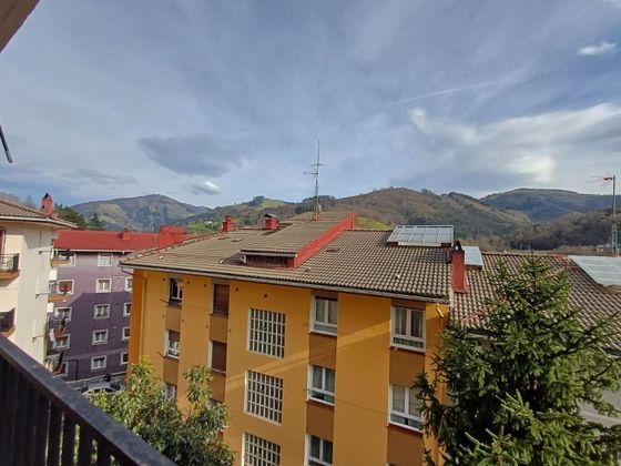 Foto 2 de Venta de piso en Eibar de 3 habitaciones con terraza y balcón
