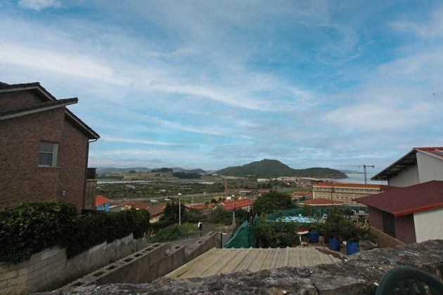 Foto 2 de Venta de casa adosada en Santoña de 8 habitaciones con terraza y jardín