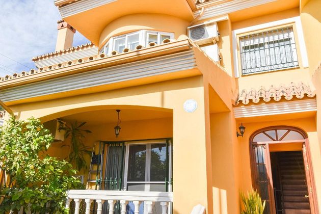 Foto 1 de Casa adossada en venda a Los Boliches de 4 habitacions amb terrassa i jardí