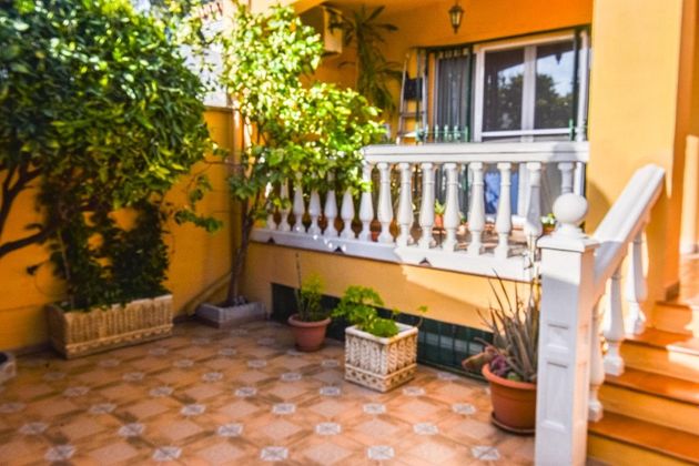 Foto 2 de Casa adossada en venda a Los Boliches de 4 habitacions amb terrassa i jardí