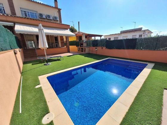 Foto 1 de Venta de casa adosada en Segur de Calafell de 4 habitaciones con terraza y piscina