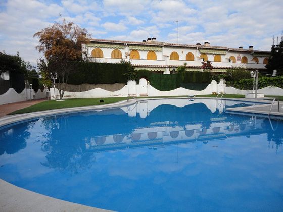 Foto 1 de Casa en venda a Calafell Platja de 4 habitacions amb terrassa i piscina