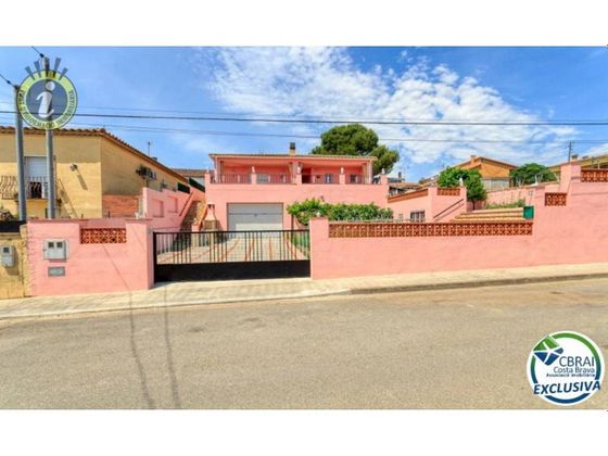Foto 1 de Casa en venta en Sant Miquel de Fluvià de 4 habitaciones con terraza y garaje