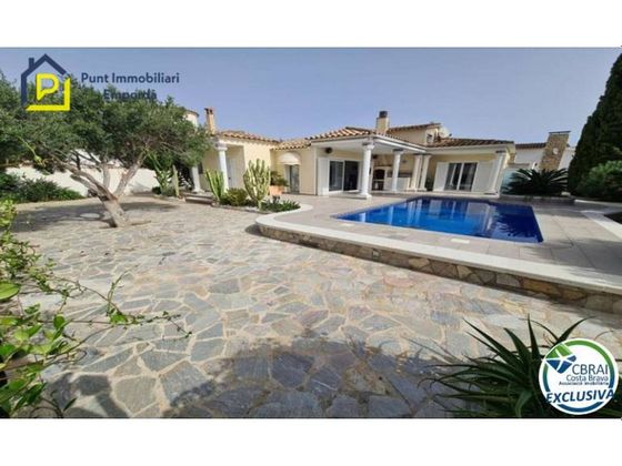 Foto 2 de Casa en venda a Empuriabrava de 5 habitacions amb terrassa i piscina