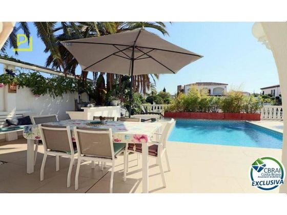 Foto 2 de Casa en venda a Empuriabrava de 4 habitacions amb terrassa i piscina