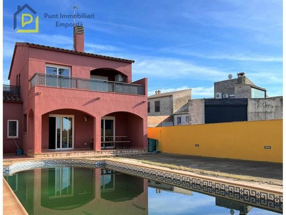 Foto 1 de Venta de casa en Torroella de Fluvià de 4 habitaciones con terraza y piscina