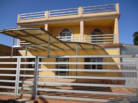 Foto 1 de Casa en venta en calle Cervantes de 4 habitaciones con terraza y balcón