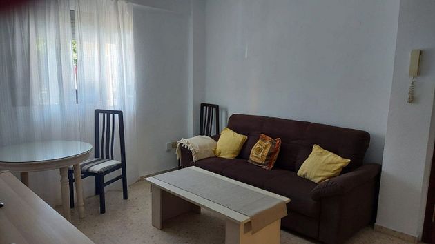 Foto 2 de Alquiler de piso en El Juncal - Av. de la Paz de 2 habitaciones con terraza y muebles