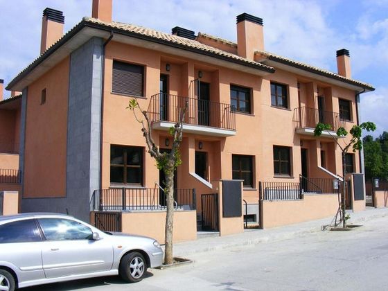 Foto 2 de Casa adossada en venda a calle Ribagorza de 2 habitacions amb terrassa i garatge