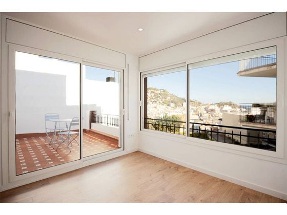 Foto 1 de Àtic en venda a calle De la Mina de 2 habitacions amb terrassa i aire acondicionat