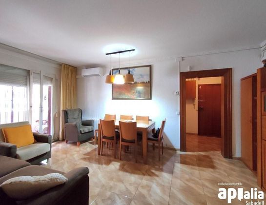 Foto 2 de Piso en venta en Espronceda - Campoamor - Santa Pau de 3 habitaciones con balcón y aire acondicionado