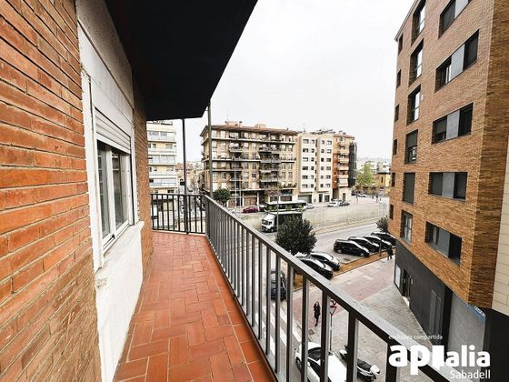 Foto 2 de Pis en venda a Gràcia de 2 habitacions amb terrassa i balcó