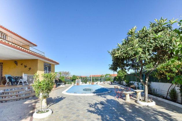 Foto 2 de Chalet en venta en Carranque de 4 habitaciones con terraza y piscina