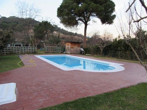 Foto 2 de Venta de chalet en Vallgorguina de 4 habitaciones con terraza y piscina