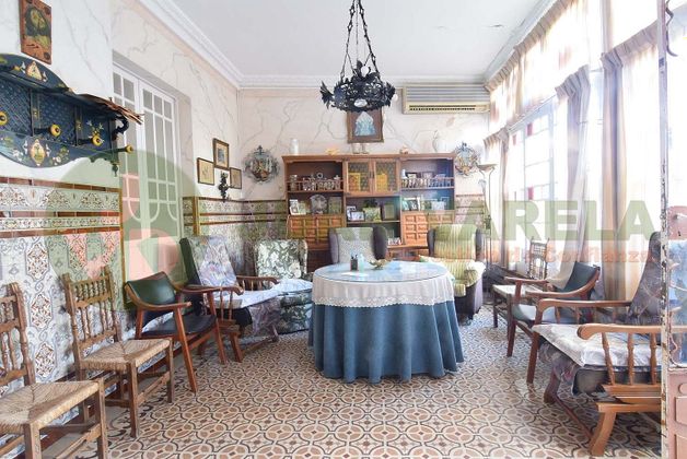 Foto 1 de Casa adossada en venda a calle Manuel de Falla de 6 habitacions amb terrassa i jardí