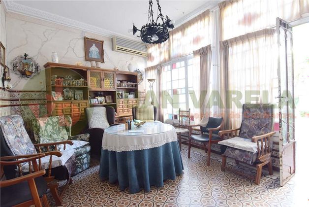 Foto 2 de Casa adossada en venda a calle Manuel de Falla de 6 habitacions amb terrassa i jardí