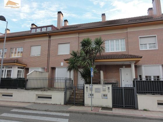 Foto 1 de Casa adossada en venda a La Vega de 3 habitacions amb terrassa i piscina
