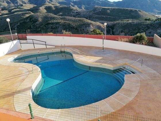 Foto 2 de Casa adossada en venda a La Envía de 4 habitacions amb terrassa i piscina