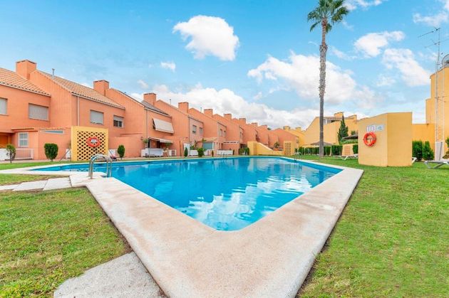 Foto 1 de Casa adossada en venda a calle Clara Campoamor de 5 habitacions amb terrassa i piscina