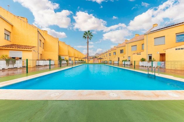 Foto 2 de Casa adossada en venda a calle Clara Campoamor de 5 habitacions amb terrassa i piscina