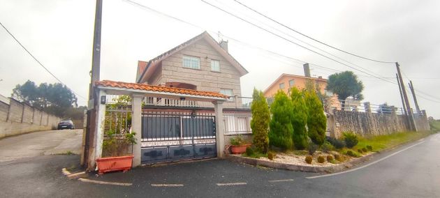 Foto 2 de Chalet en venta en Oleiros pueblo de 4 habitaciones con garaje y jardín