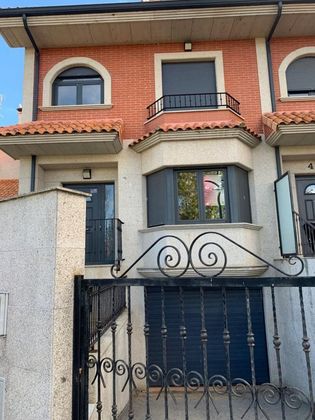 Foto 1 de Casa adossada en venda a Valverde de la Virgen de 4 habitacions amb terrassa i garatge