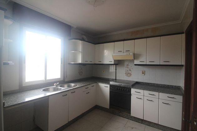 Foto 2 de Piso en venta en calle Da Pereiriña de 3 habitaciones con garaje y calefacción