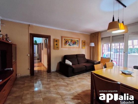 Foto 2 de Piso en venta en Espronceda - Campoamor - Santa Pau de 5 habitaciones con balcón y aire acondicionado