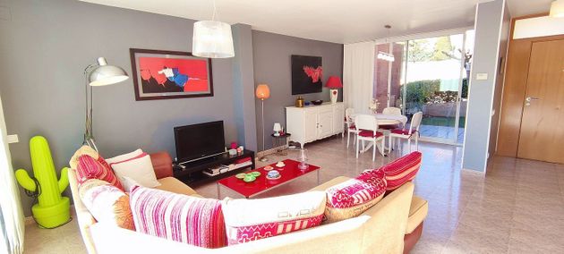Foto 1 de Casa adossada en venda a avenida Blauet de 4 habitacions amb terrassa i piscina
