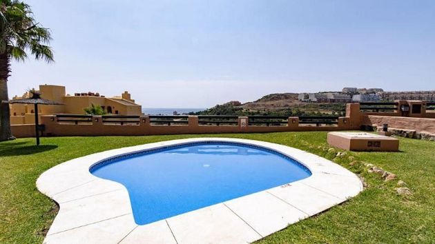 Foto 1 de Piso en venta en Manilva de 2 habitaciones con terraza y piscina