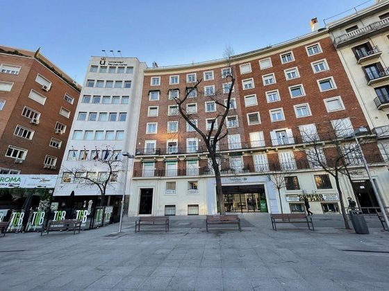 Foto 1 de Pis en venda a plaza De Manuel Becerra de 3 habitacions amb calefacció i ascensor