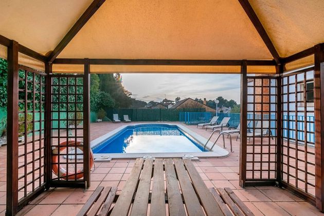 Foto 1 de Chalet en venta en calle Del Pirineu de 5 habitaciones con terraza y piscina