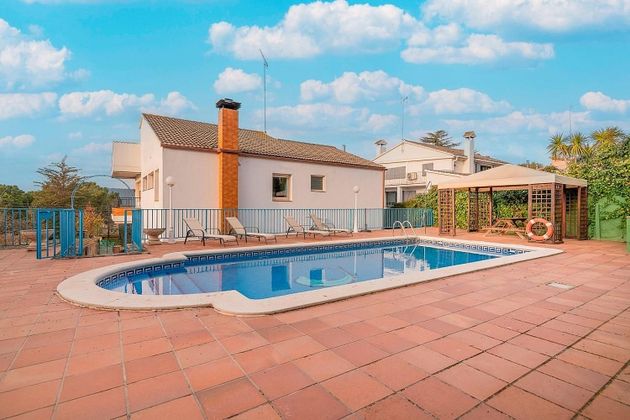 Foto 2 de Chalet en venta en calle Del Pirineu de 5 habitaciones con terraza y piscina