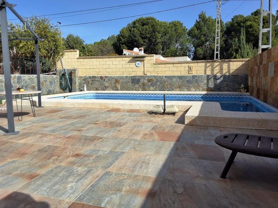 Foto 1 de Casa adossada en venda a Alfaz del Pi Pueblo-Urbanizaciones de 6 habitacions amb piscina i jardí