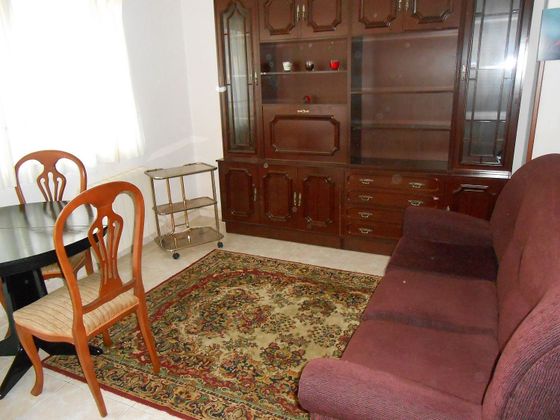 Foto 2 de Alquiler de piso en Monte Alto - Zalaeta - Atocha de 3 habitaciones con muebles