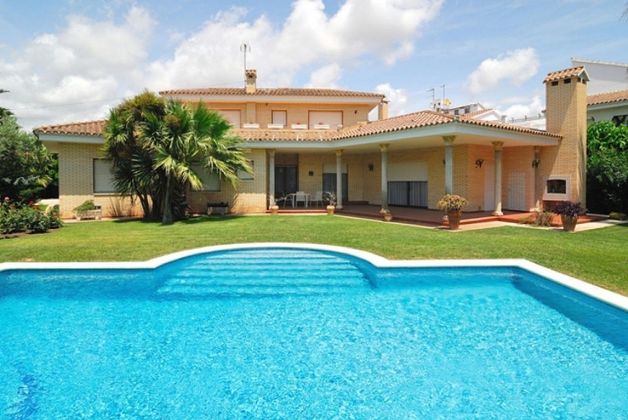 Foto 1 de Xalet en venda a Vilafortuny - Cap de Sant Pere de 6 habitacions amb terrassa i piscina