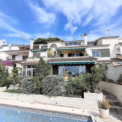 Foto 1 de Venta de casa adosada en Sant Andreu de Llavaneres de 5 habitaciones con terraza y piscina