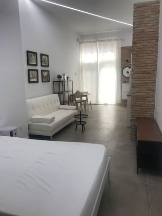 Foto 2 de Alquiler de estudio en Centro - Murcia con muebles y aire acondicionado